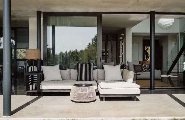 Modern Villa With Minimalistic Decor - Photo 18