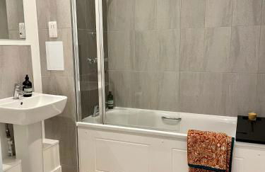 Beautiful 1 bedroom Luxury Apartment near Erith Station - Photo 4