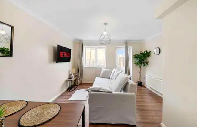 4 bed Townhouse- Free Parking - Photo 15