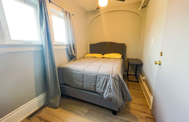 THE 1023 With Private Yard & Parking, Near Falls & Casino by Niagara Hospitality - Photo 12