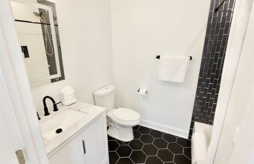 Pristine Petworth Family Home w Street Parking - Foto 23