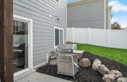 Charming Family Stay w Arcade Theatre Ski Haven Walking trails and river walk in backyard - Foto 31