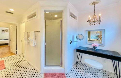 New Charming Spacious Disneyland Pool Home - Photo 60