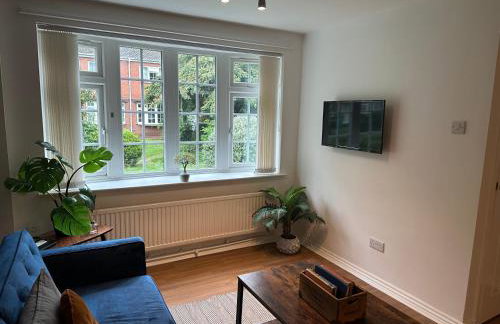 Comfortable 3 Bed House with Garden & Parking - Foto 7