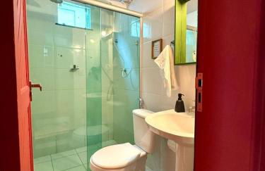 Descubra a Casa Felicidade em Belém! Climatizada, com sala ampla, 2 quartos, mezanino e Wi-Fi veloz. Localização central perto de atrações e gastronomia. Viva a Amazônia com conforto exclusivo. Reserve já sua experiência inesquecível! - Photo 21