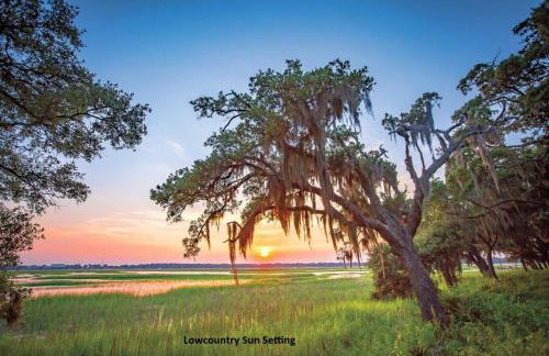 Gritz & Giggles, Where Southern Charm Meets Belly Laughs - Foto 6