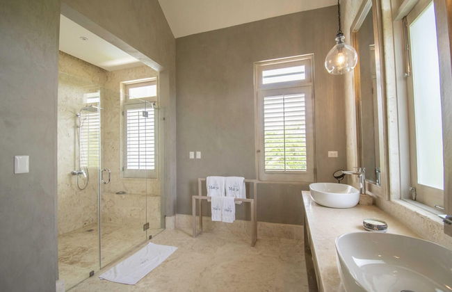 Stylish Fully-staffed Villa Near Beach and Lagoons in Exclusive Golf Resort - Photo 36