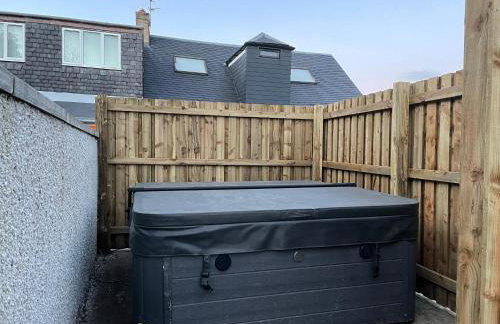 Beautiful Modern Open Plan Living With Hot Tub - Photo 27