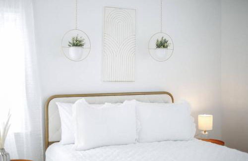 End Zone Escape-Light and Bright HOF Village Home - Foto 17