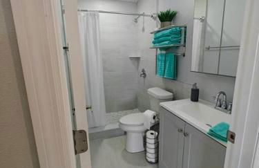 Lovely unit central location - Photo 8