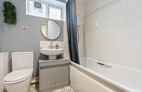 Cozy 2BR Getaway - Private Hot Tub & Bath Retreat - Foto 30