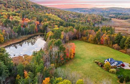 Modern Berkshires Farmhouse w Porch Fireplace Views Beaver Creek by AvantStay - Foto 5