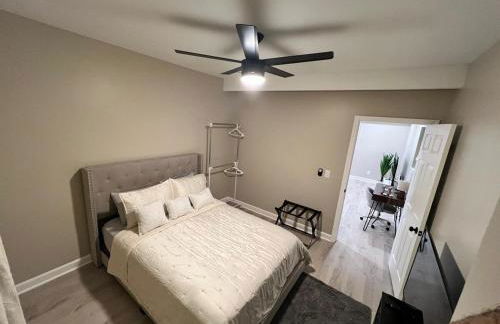 Modern Basement Retreat 2BR King suite - Foto 38