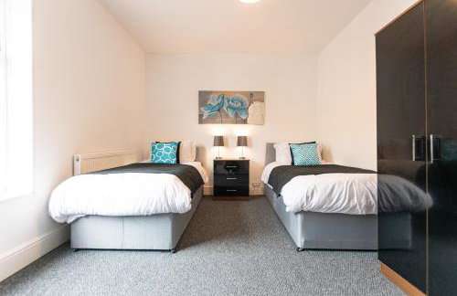 Comfy 2BR Home in Leigh Ideal for Families & Work Stays Sleeps 4 - Photo 3