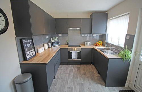 Recently Refurbished 3 Bedroom Home with Parking - Perfect for Longstays - Sleeps 8 - Photo 9
