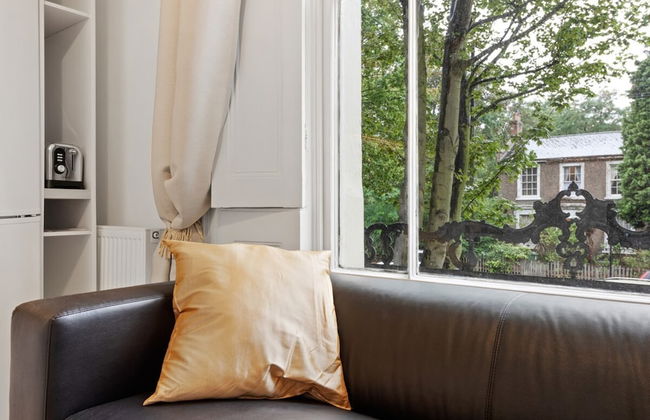Refined, Light 1 Bed Apt w Balcony in Brixton - Foto 1