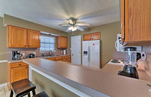 Cozy College Station Home with Patio and Fireplace - Foto 8