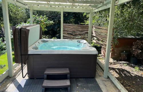 10 Bed Stunning House in village, with Hot Tub - Photo 4