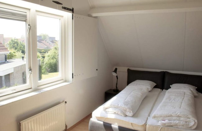 Appealing Bungalow With Garden - Photo 19