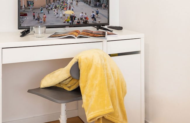 Cozy and Bright Duplex Near City Center - Photo 16