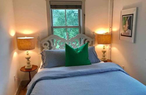 Entire Enchanting, Light-Filled 1830 Farmhouse - Foto 47