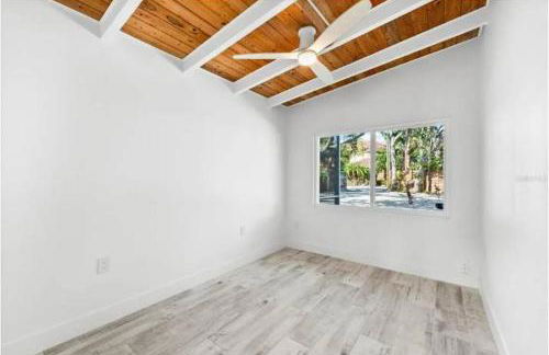 Blue Lagoon Hideaway 3BR Coastal Chic Retreat - Photo 44