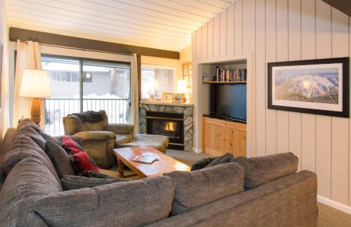 St Anton Wooded View 2-Bedroom Condos with Ski Lockers - Foto 14