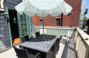 3-Bed 2-Bath Brookline Village Townhome w Deck - Foto 22