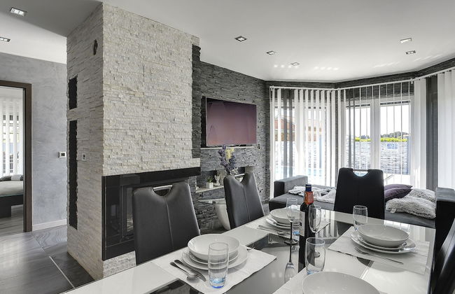 Modern Villa With Private Pool Consisting of 2 Apartments Near the Beach - Photo 27