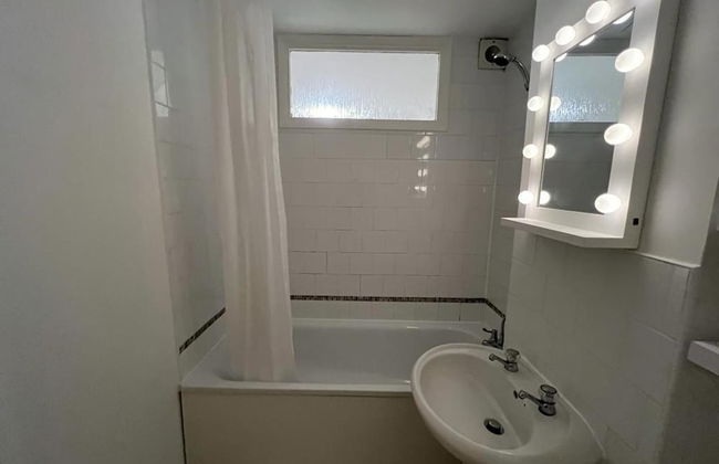 Impeccable 2-bed Apartment in Grays, London - Photo 25