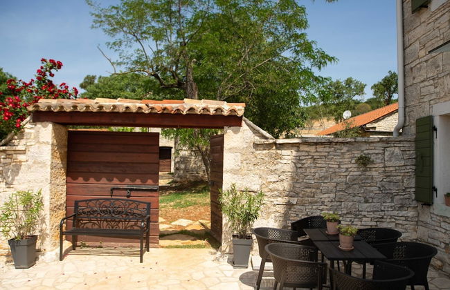 The Poolside Stone House in Bale - Foto 36