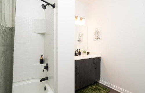 Sunrise Glow Spacious 2BR 2BA 2 King Beds Gym WFH - Foto 33