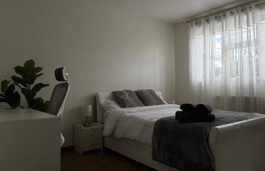 Spacious City Centre Apartment - Photo 3