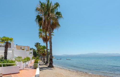 Beachfront Modern Apartment - Photo 32