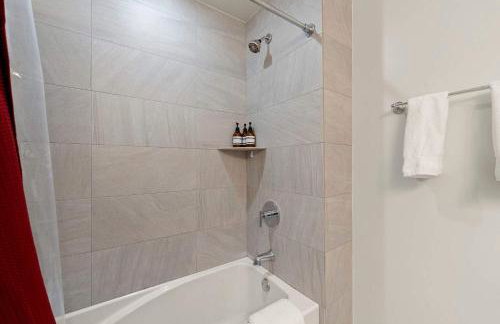 1 Free Parking Gym Balcony Sleeps 10 - Photo 29