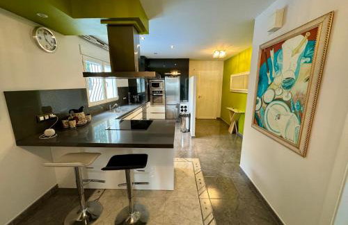 Mountaintop Retreat with Panoramic Views Near Oliva & Beaches - Foto 2