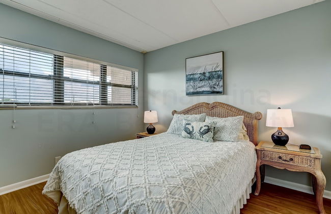 Convenience Direct Oceanfront Condo with Private Balcony by RedAwning - Photo 3