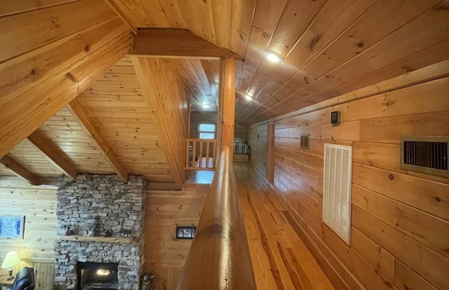 Deluxe log cabin! Pet and motorcycle friendly - enjoy nature with family and friends! 3 Bedroom Cabin by RedAwning - Foto 15