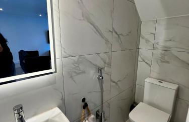 Manchester 2BR Luxe Lounge, Hot Tub, Pool Table - Photo 21