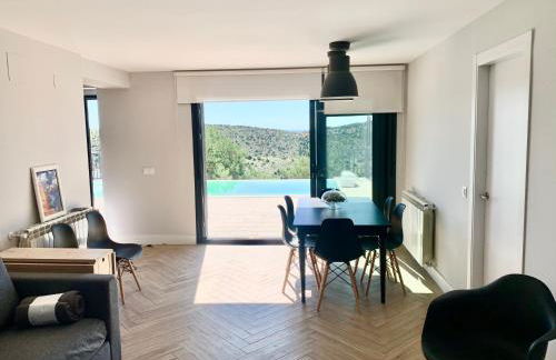 Chalet a estrenar, espectaculares vistas a la montaña - Foto 2