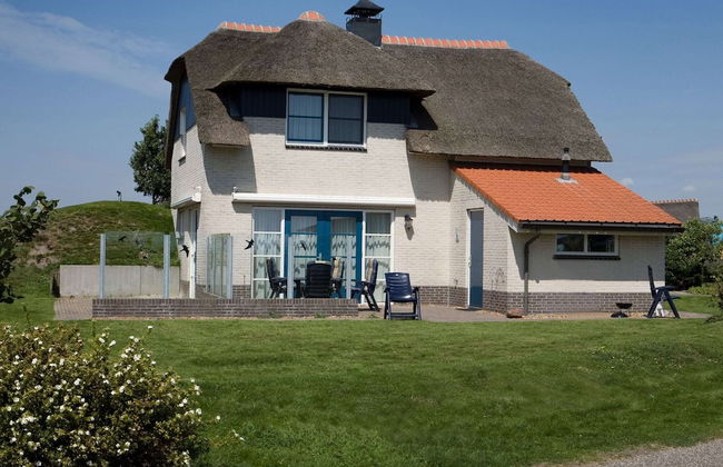 Thatched Villa With Bath in a Holiday Park - Foto 24