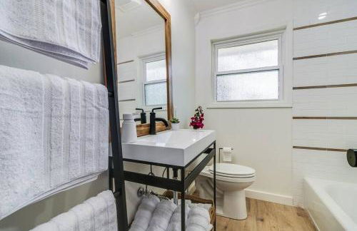 Central Lafayette location w/King Bed & Coffee Bar - Foto 11