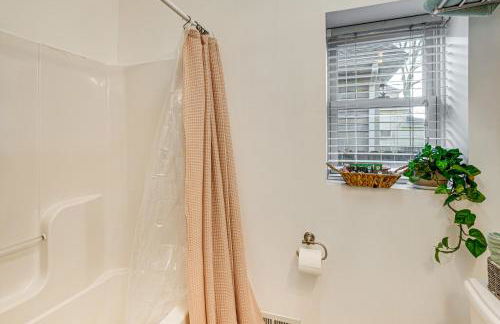 Walk to Beach Keansburg Home with Patio and Fire Pit! - Foto 12