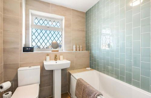 Spacious 5-Bedroom Home, Accommodates 10, Fast Wi-Fi & Parking Included - Foto 4