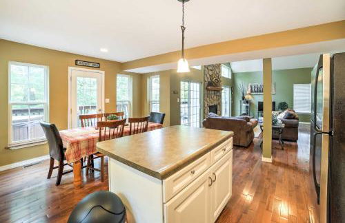 Hot Tub and Wooded Views Lakefront Blue Eye Cottage - Foto 10