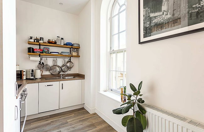 Contemporary Victorian Studio - Photo 9