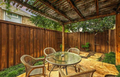 Lewisville Luxe Pool Getaway - Patio BBQ TV Room - Foto 43