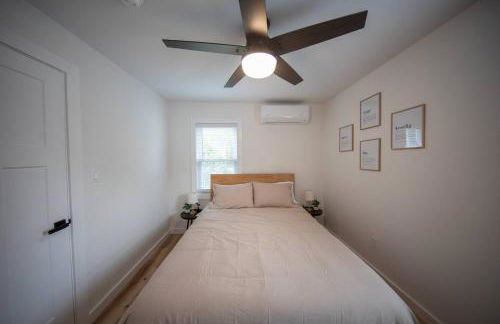 Centrally Located Cozy Modern Home in Bethel - Foto 32