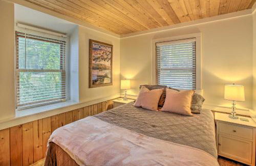 Updated Glen Arbor Cottage on Lake Dock and Mooring - Foto 17