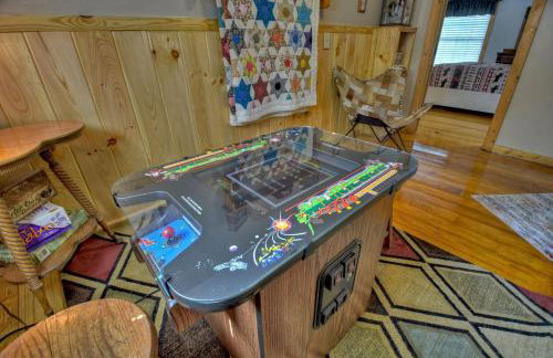 Bear Naked Hideaway - Relax in the hot tub with sounds from the nearby creek - Foto 16